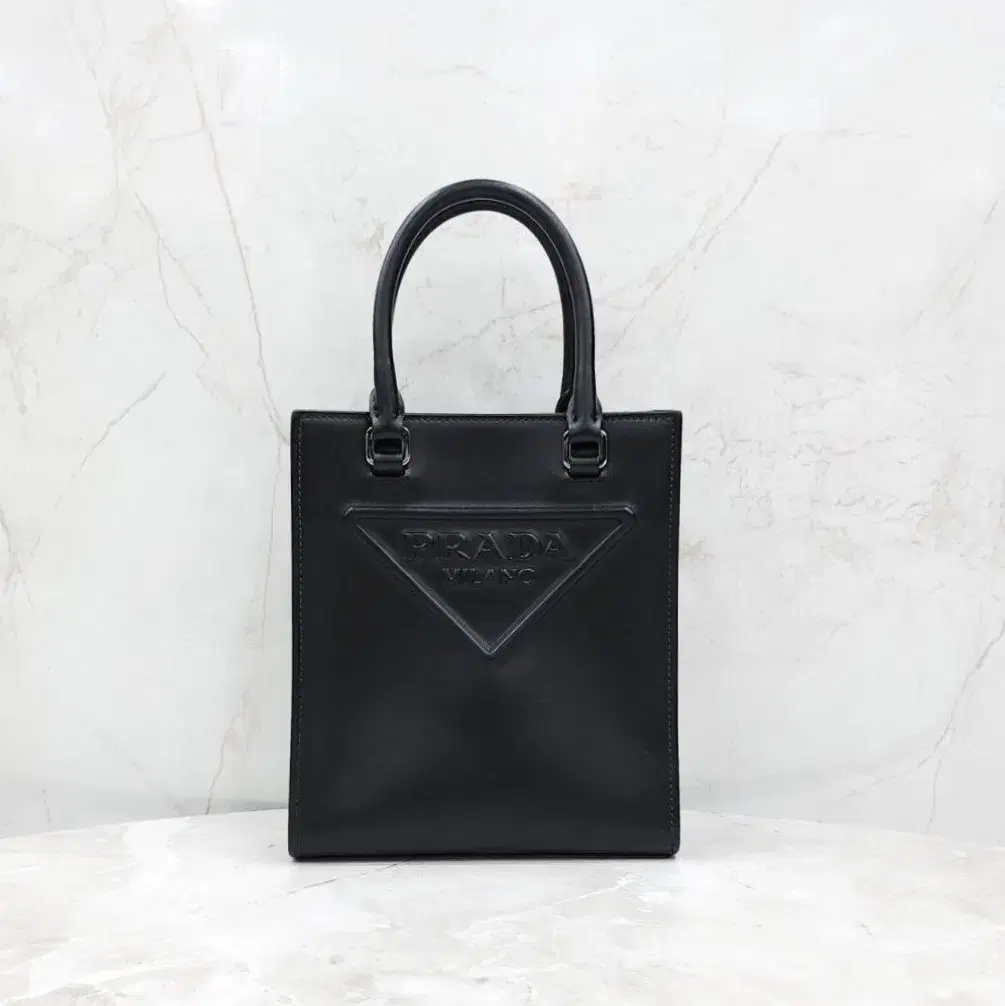 Prada エンボス加工トライアングルロゴレザートート